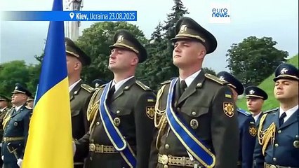 Ucraina celebra Giornata della Bandiera, Zelensky solleva dubbi su intenzioni della Russia prima di incontro con inviato Usa Kellogg