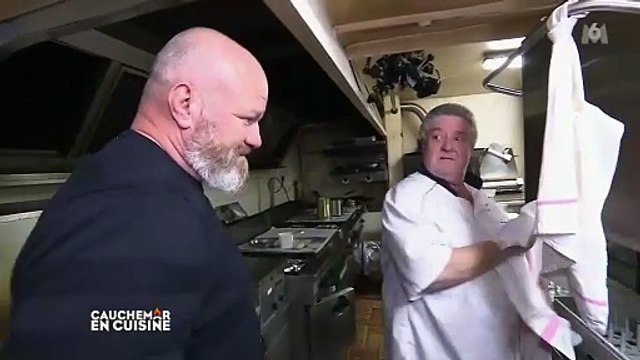 VOICI - Cauchemar en cuisine - Philippe Etchebest fait remarquer à Christian ce qui ne va pas sur sa carte
