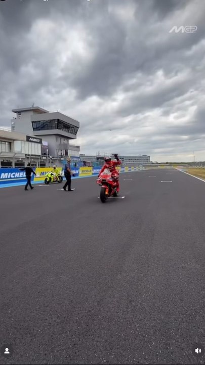 🔥 Journée de folie à Balaton Park !Pole le matin, victoire l’après-midi : Marc Márquez signe un samedi parfait et décroche sa 13ᵉ victoire en Sprint cette saison 🏆💨