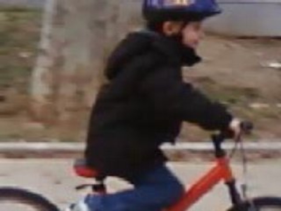 mon fils david qui apprend à faire du vélo