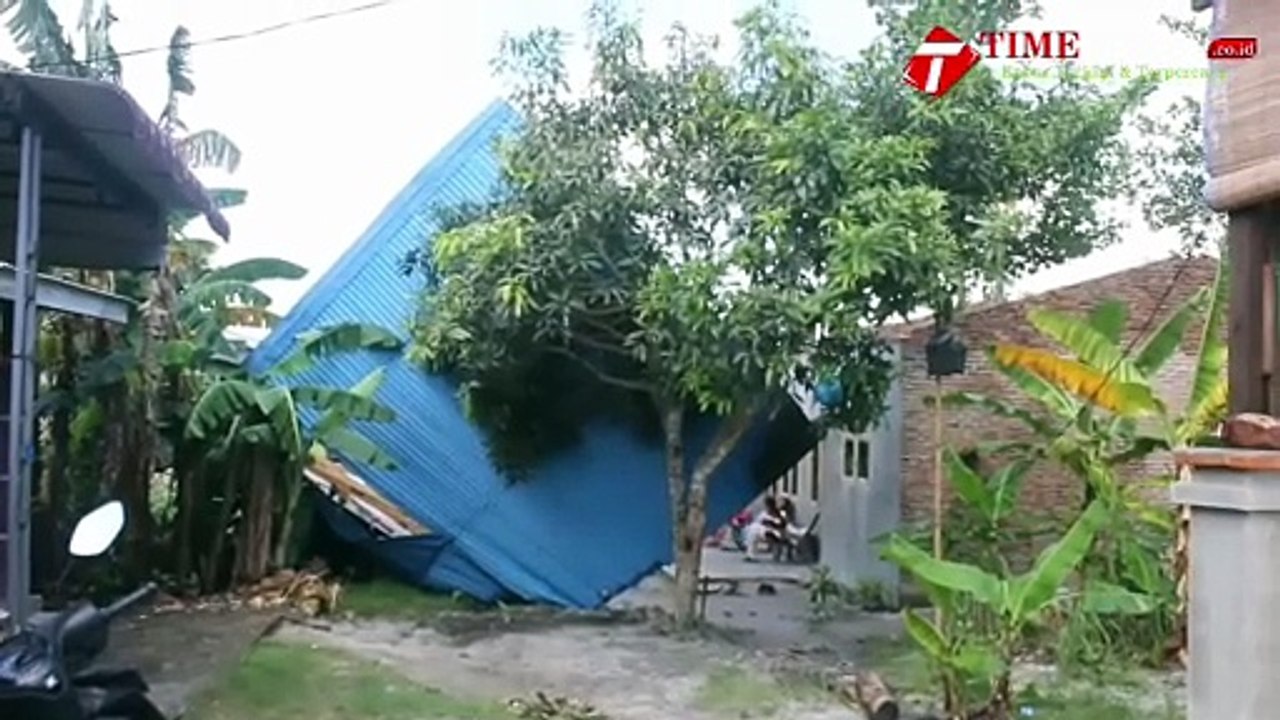 RATUSAN RUMAH DI SERDANG BEDAGAI RUSAK DITERJANG ANGIN PUTING BELIUNG