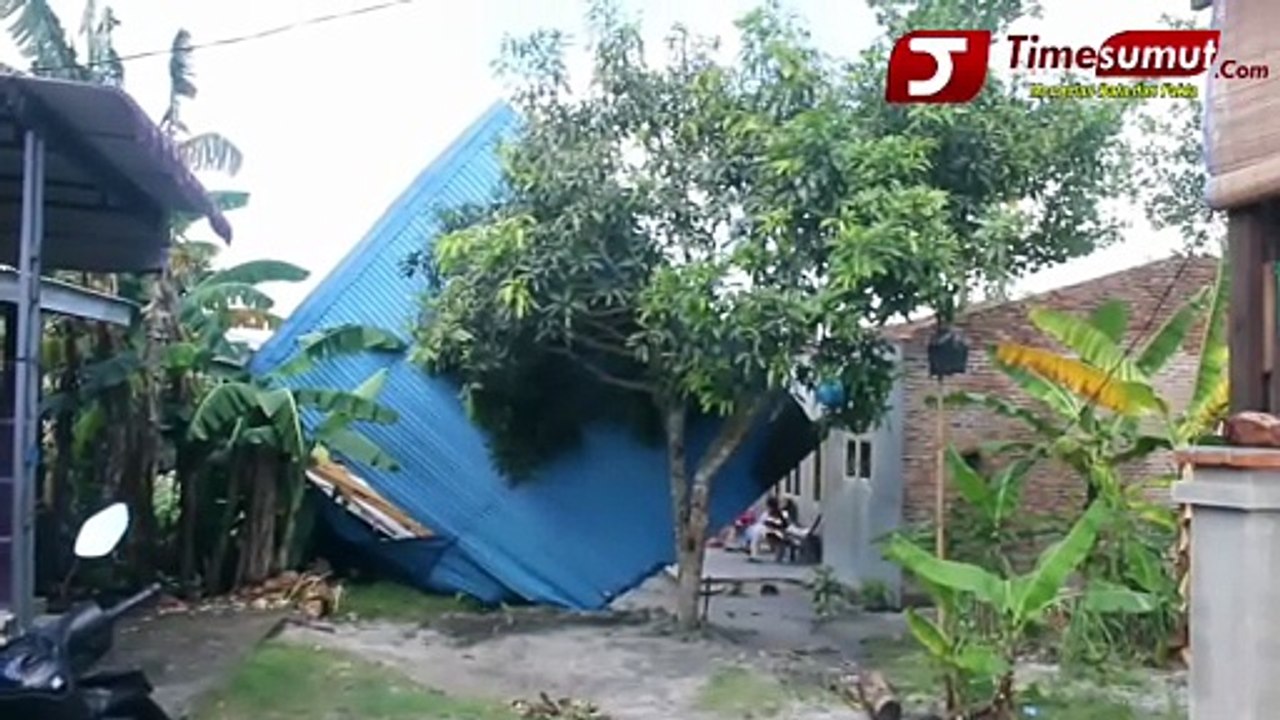 RATUSAN RUMAH DI SERDANG BEDAGAI RUSAK DITERJANG ANGIN PUTING BELIUNG