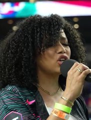 Chelsy Bautista interpreta el Himno Nacional en el estadio de los Marlins en Miami