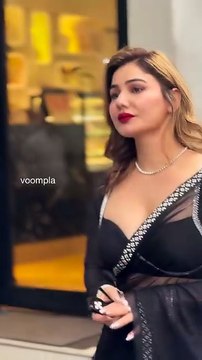 kangana sharma spotted at earth cafe in juhu