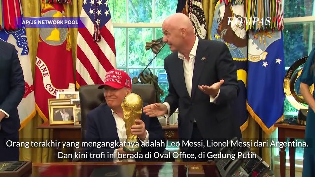 Pecah Tawa! Kelakar Donald Trump Sentuh Trofi Piala Dunia di Gedung Putih