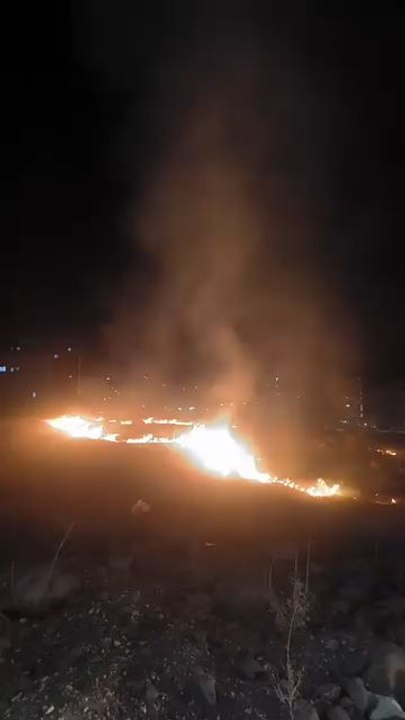 Şanlıurfa’nın Karaköprü ilçesinde gece saatlerinde otluk alanda çıkan yangın, mahalle sakinlerinde paniğe yol açtı.