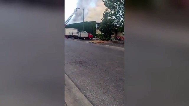 Il video dell'incendio al Viper Theatre di Firenze: i vigili del fuoco al lavoro per spegnere le fiamme