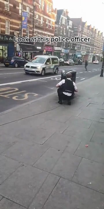 Ce policier se rate en voulant stopper un motard...