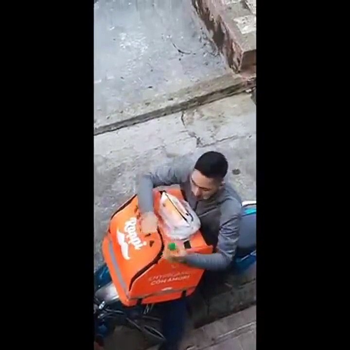 Ce livreur se prend quelques frites sur sa commande