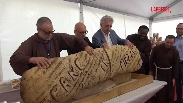 Forni accesi in piazza Duomo per il pane dei frati cappuccini: la raccolta fondi per la costruzione di un panificio in Camerun