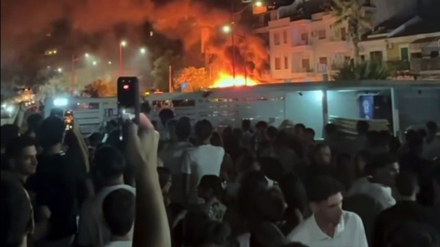 Messina, incendio sulla litoranea: in fiamme un deposito a Contemplazione