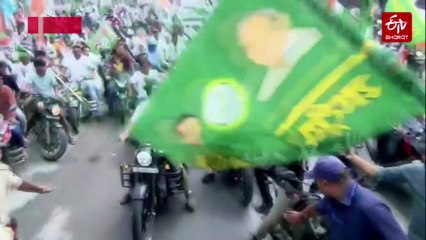 Rahul Gets A Kiss While Riding Bike During Voter Adhikar Yatra; His Marriage Issue Also Crops up