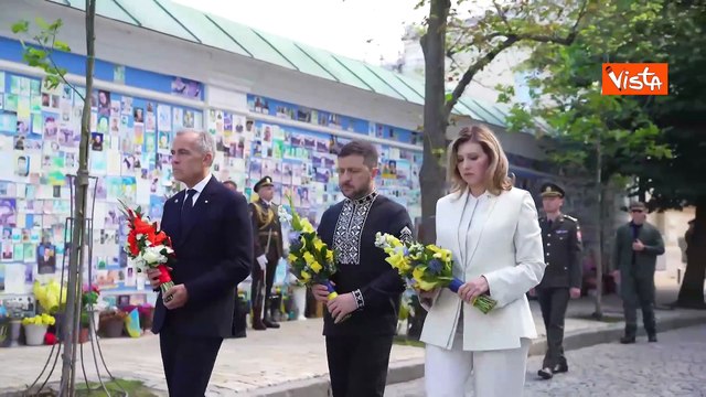 Giorno indipendenza Ucraina, Zelensky in abiti tradizionali con moglie e Carney omaggia Muro memoria