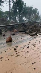 Deslizamento de terra interdita totalmente a Serra de Avencal, na SC-110, em meio às chuvas