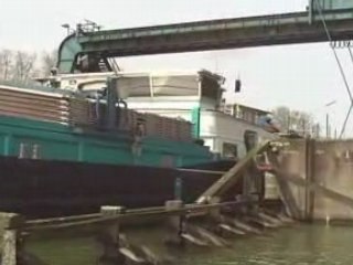 Bateau sortant ecluse nord strasbourg