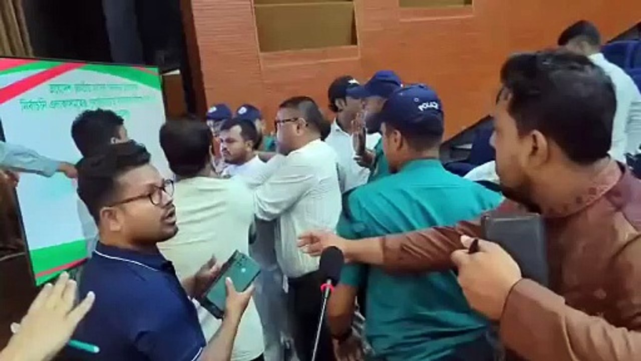 রুমিন ফারহানা নিজে উপস্থিত থেকে দলের লোকজনকে দিয়ে এনসিপির সিনিয়র যুগ্ম মুখ্য সংগঠক আতাউল্লাহ'কে নির্বাচন কমিশনে মারধর করে। অপরাধ একটাই। আতাউল্লাহ নির্বাচন কমিশনে সীমানা পূণনির্ধারন বিরোধিতা করে আপিল করেন এবং আজকে শুনানিতে নেন।