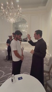 Un cura bendice a Carlos Alcaraz antes del US Open