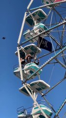 Santa pirate les Solidarités et monte dans la grand roue pour le morceau Recommence-moi