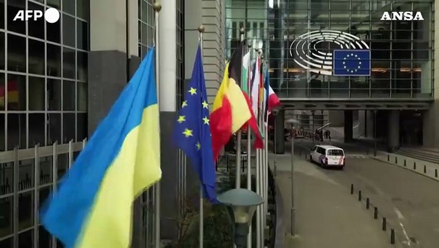 Bruxelles, la bandiera ucraina viene issata davanti al Parlamento europeo