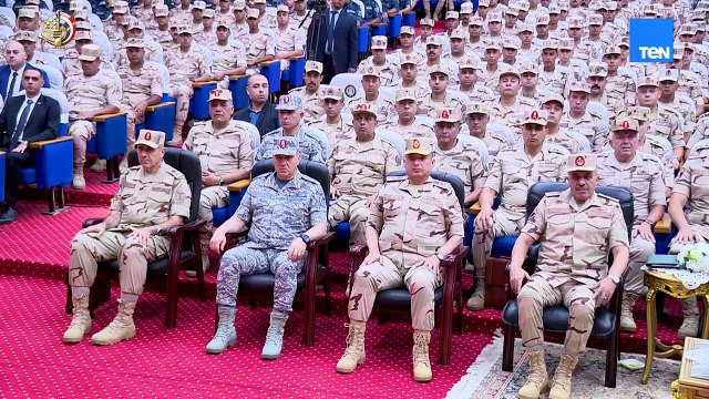 الفريق أول عبد المجيد صقر يلتقى بعدد من مقاتلى المنطقة الغربية العسكرية