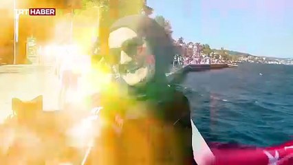 İstanbul Boğazı'ndaki geçit törenine vatandaşlardan yoğun ilgi