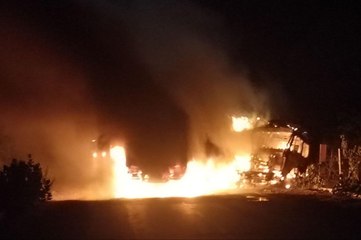 दो ट्रकों में टक्कर के बाद लगी भीषण आग, एक चालक जिंदा जला