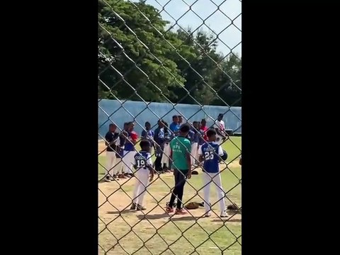 Juan Mejía, lanzador de Grandes Ligas, entrega útiles escolares a niños de su natal comunidad