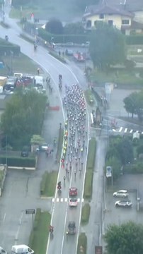 🔥 Vuelta 2025 – Étape 2 🔥Une étape folle entre Alba et Limone Piemonte ! 🌧️Chute spectaculaire de Jonas Vingegaard dans la descente… mais le Danois se relève, revient et s’impose au sommet ! 🚵‍♂️💥Il prend la victoire et le Maillot Rojo 🟥