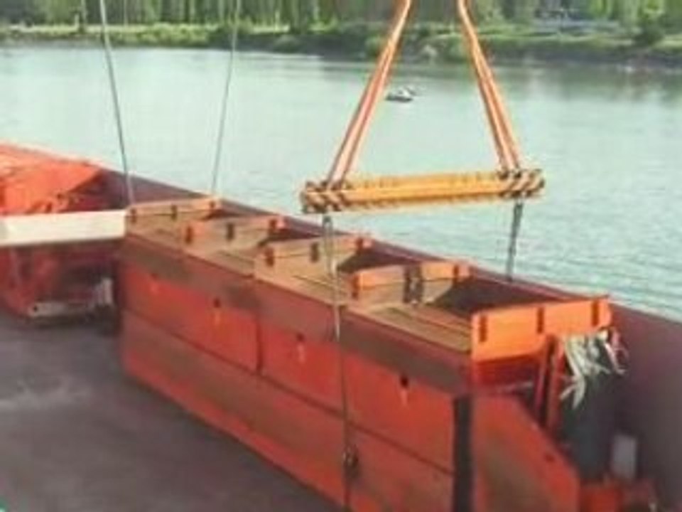 dechargement piece dunaujuvaros ( hongrie)