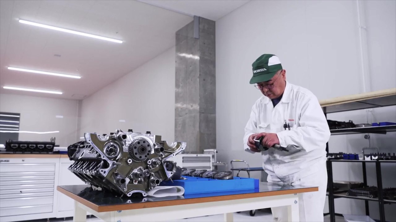 1990 Honda RA100E McLaren MP4/5B - Dismantling pistons and connecting rods