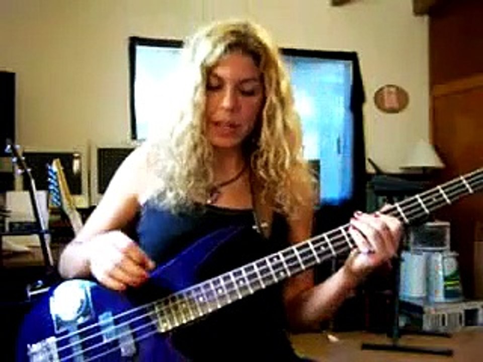 Ibanez Soundgear Bass thru Gallien Krueger Amp (Sept 2006) [Vineyardedge]
