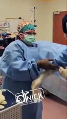 How to surgeons put on their gloves？! 🧤 🤯