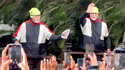 Amitabh Bachchan Shower Fans With Gifts During His Iconic Sunday Meet Outside His Residence