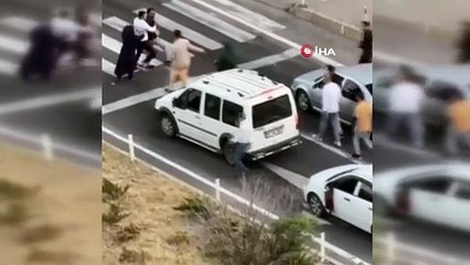 Yol verme tartışmasında yolu boks ringine çevirdiler: Tartışma kamerada!