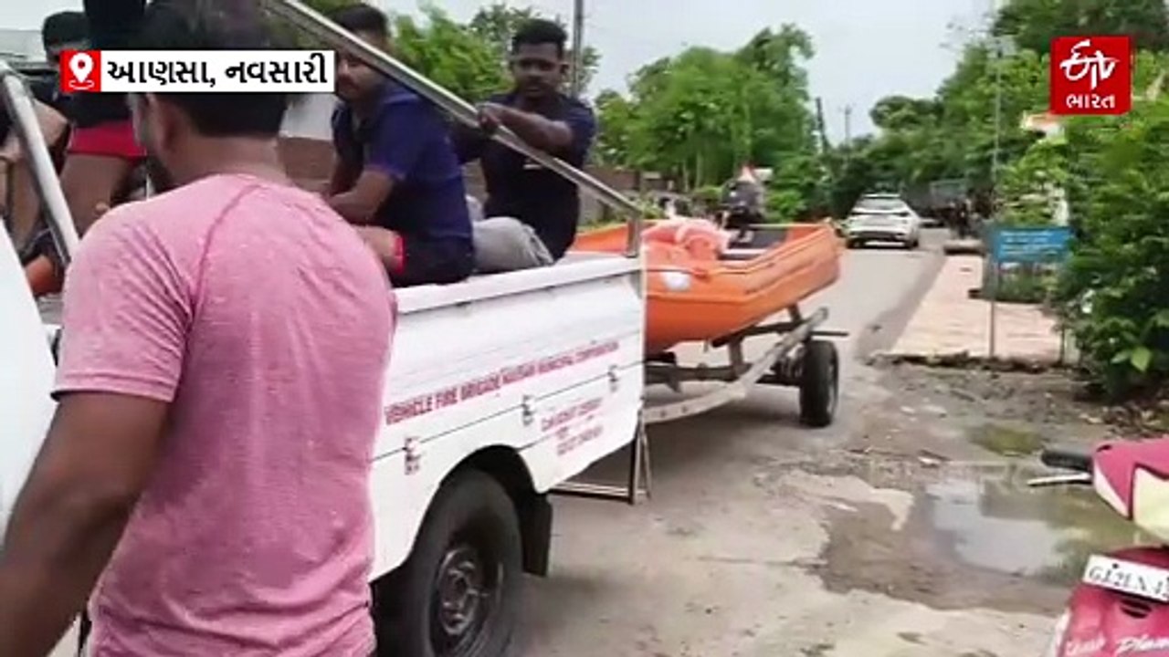 નવસારી: મીંઢોળા નદીના પટમાં ફસાયા ત્રણ લોકો, ફાયર વિભાગે કર્યું સફળ રેસ્ક્યુ