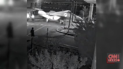 Savaş uçağını eliyle durdurmaya çalıştı! İşte o anlar...