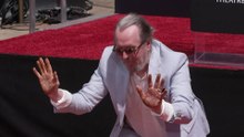 L'acteur Gary Oldman immortalise ses empreintes à Hollywood
