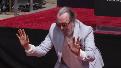 L'acteur Gary Oldman immortalise ses empreintes à Hollywood