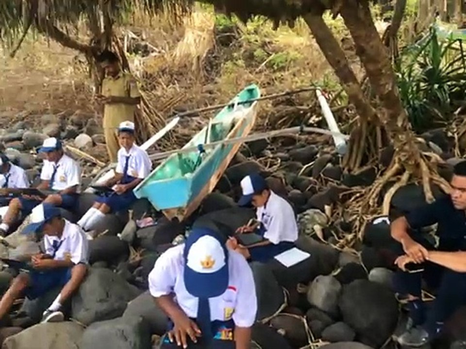 Terkendala Internet, Siswa SMPN 04 Wulandoni Ujian di Pantai