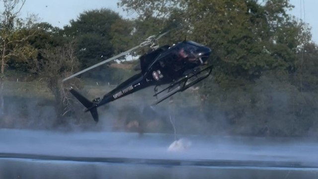 Un hélicoptère bombardier d’eau s’écrase dans un étang, l’équipage sain et sauf