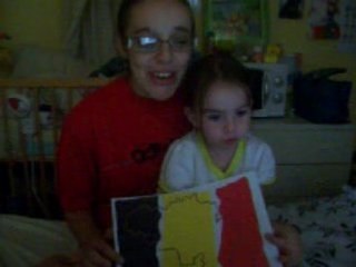 maman et maéva qui chante l'hymme national belge