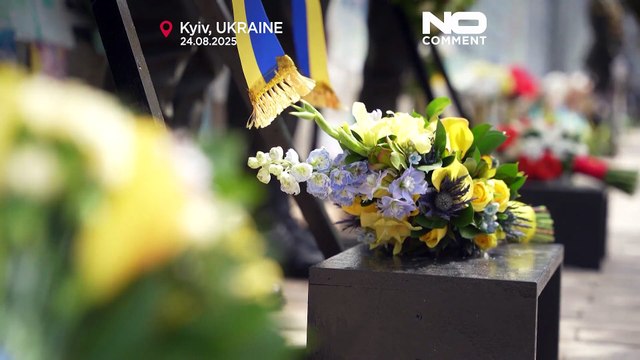 Владимир Зеленский в вышиванке почтил память павших солдат в Киеве