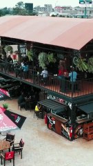 Clara corre peligro muchas veces, Elliot la salva y se enamoran. #amor