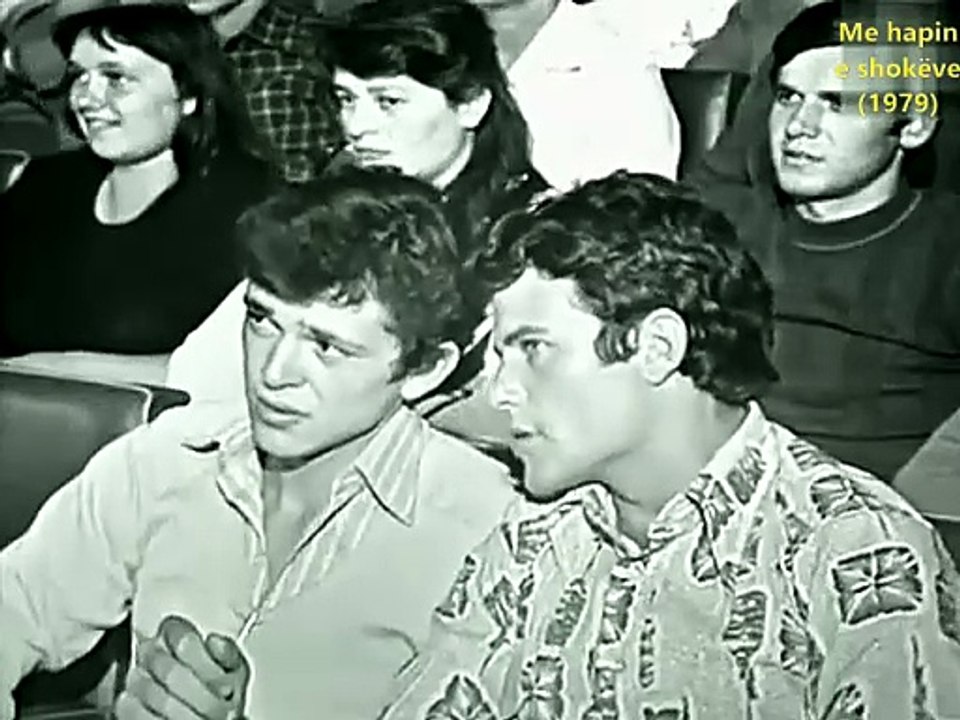 Me hapin e shokëve (1979)