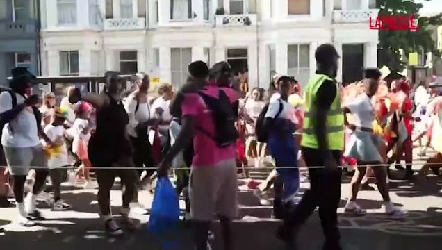 A Londra il Carnevale di Notting Hill, in migliaia invadono le strade del quartiere