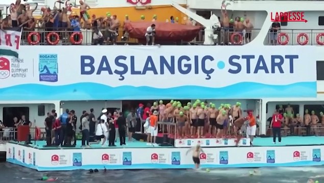 Veterani ucraini attraversano a nuoto lo stretto del Bosforo