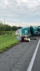 VIDEO | Caos en la autopista a Laredo tras volcadura de tráiler en el kilómetro 26