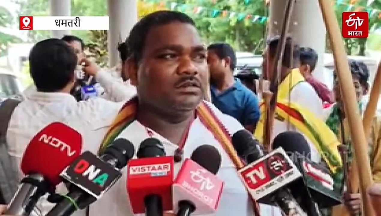 तीर कमान लेकर पीएम आवास से रोक हटाने की मांग, कमार जनजाति के लोगों ने लगाई कलेक्टर से गुहार