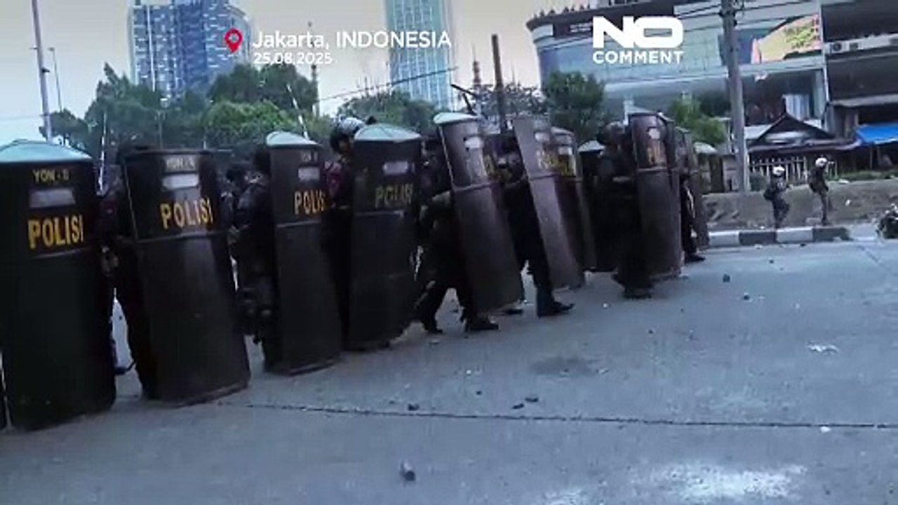 Studenten in Jakarta geraten mit Bereitschaftspolizei wegen Abgeordneten-Wohnbeihilfen aneinander