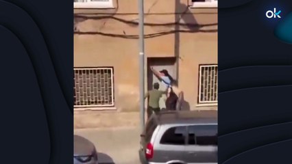 Vecinos de Badalona sorprenden a unos okupas y frustran el asalto: "¡Llama a los Mossos!"